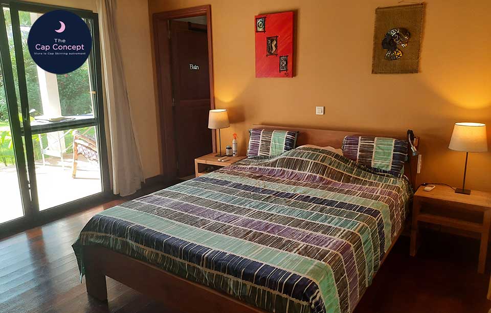 Chambre lit double, agréable soigneusement décorée  Chambre avec lit double, agréable et soigneusement décorée dans l'esprit africain. chambre à coucher pour les parents