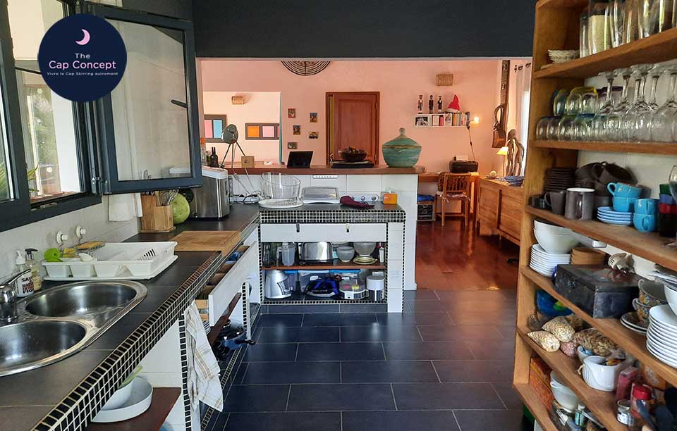 Cuisine entièrement équipée avec tout le nécessaire  Cuisine entièrement équipée avec tout le nécessaire pour faire des bons petits plats et invités des gens à manger pour repas de fête
