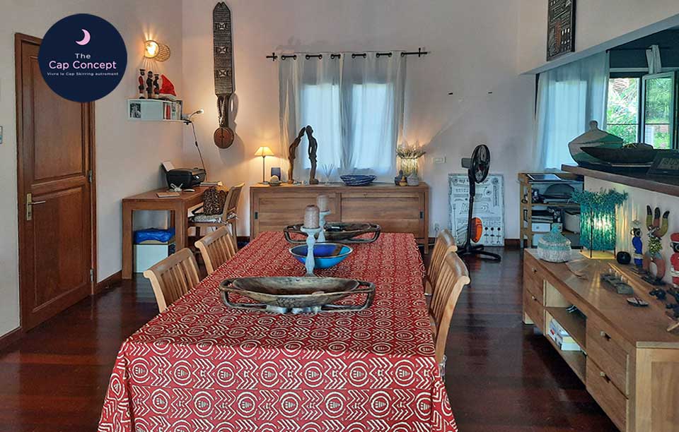 Salle à manger avec grande table pour 6 ou 8 personnes Salle à manger avec grande table pour 6 ou 8 personnes, décoration soignée design style africaine