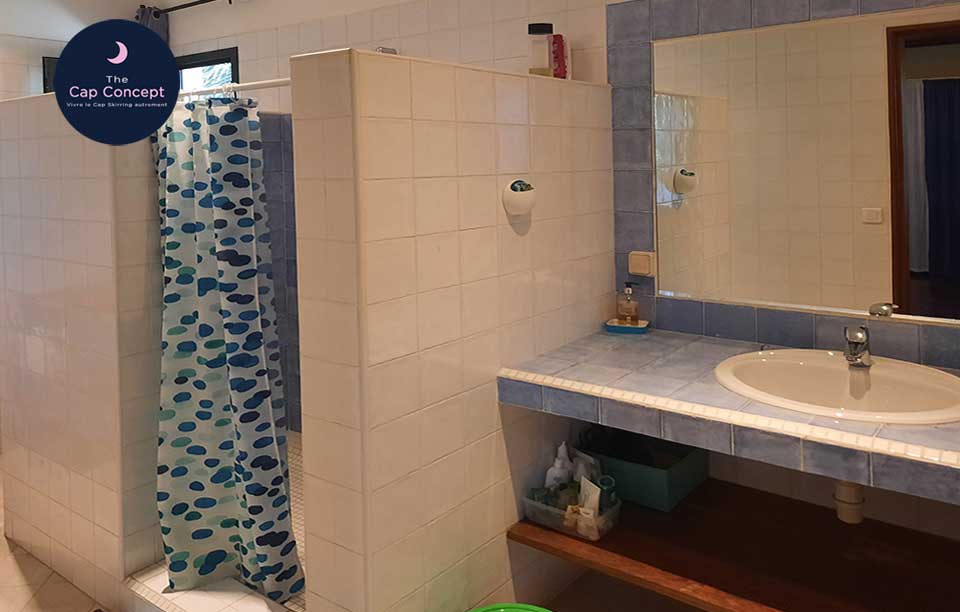 salle de bain avec douche location Cap Skirring Chaque chambre possède sa salle de bain indépendante, avec douche location de luxe villa baie de boucotte cap skirring