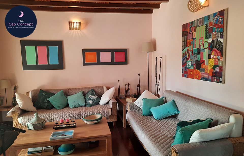 salon spacieux et lumineux sympa et coloré Le salon, spacieux et lumineux sympa pour passer des soirées agréables en famille ou entre amis télé déco africaine
